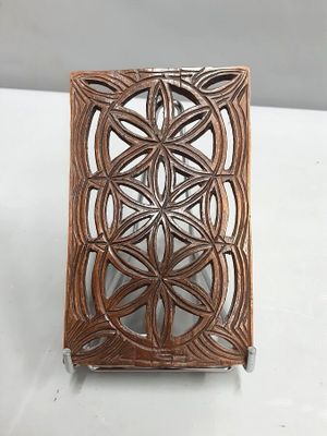 une image représentant une boîte en métal ornée d'un motif