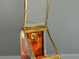 une petite boîte en verre surmontée d'un miroir
