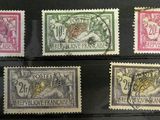 Quatre timbres différents sont exposés dans une vitrine.