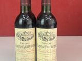 trois bouteilles de vin sont posées sur un comptoir devant un mur rouge