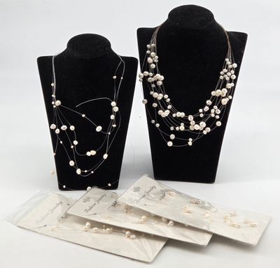 PERLES. Réunion de cinq colliers de perles de culture ras de…