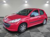 la voiture rouge est garée dans le garage sur le sol en damier