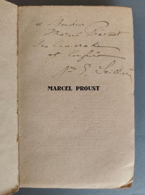 un livre ouvert, sur lequel on distingue des notes manuscrites, posé sur une surface bleue