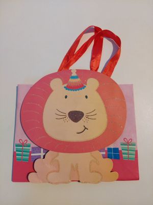 une photo d'un sac en papier sur lequel est représenté un lion