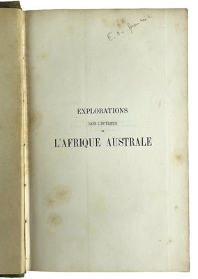 un vieux livre écrit posé sur une surface blanche