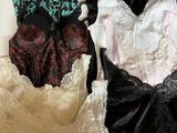 plusieurs modèles différents de pyjamas disposés sur un lit