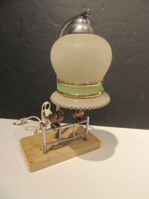 une lampe posée sur un pied, sur une table