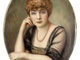 portrait d'une femme en robe noire portant un collier de perles