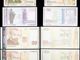 six billets de banque différents, de formes et de tailles variées, sur fond noir