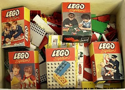 une boîte remplie de Lego posée par terre
