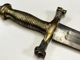 gros plan d'une épée sur une surface blanche