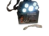 une lampe posée sur une boîte