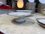 une table sur laquelle sont posées des assiettes et des bols, dans un magasin