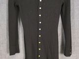 un pull noir pour femme, orné de boutons dorés sur le devant