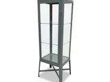un gros plan d'une vitrine en verre sur fond blanc