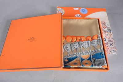 une boîte orange contenant une cravate et un mouchoir