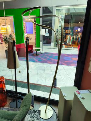 une pièce dans laquelle se trouvent un canapé, un fauteuil, une lampe et d'autres objets