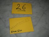 deux post-it jaunes sur lesquels sont inscrits des chiffres, posés sur une table