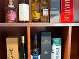 de nombreuses bouteilles d'alcool sur les étagères de la pièce