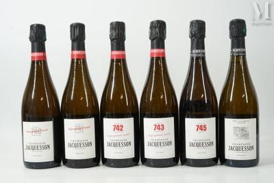 six bouteilles de vin sont alignées sur une table