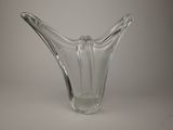 un vase en verre posé sur une table