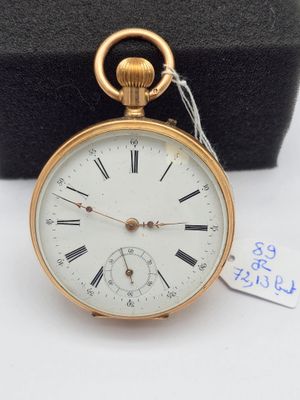 une montre de poche en or avec des chiffres romains