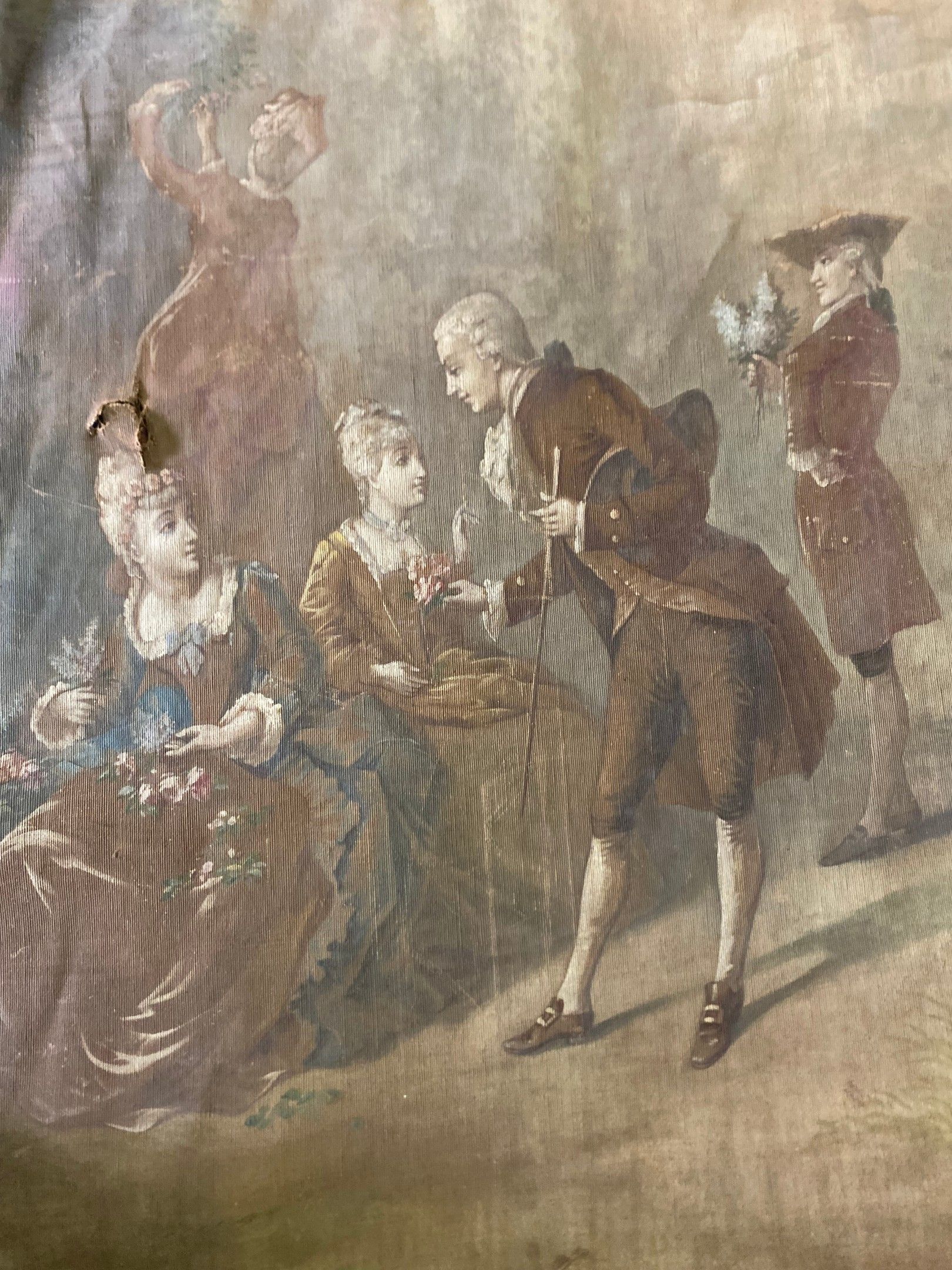 Grande tapisserie (125X195Ht) de type portière, en l’état grenier avec usures et déchirures, ornée d’une scène galant...