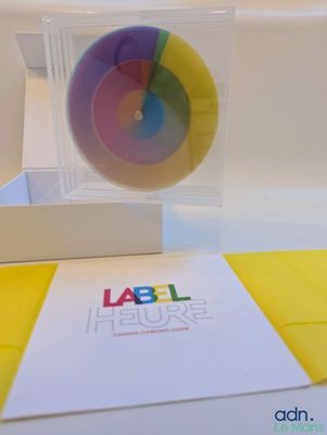 une balle colorée posée dans une boîte transparente sur une table