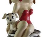 statue d'une pin-up assise sur une pile de pièces de monnaie, accompagnée d'un chien