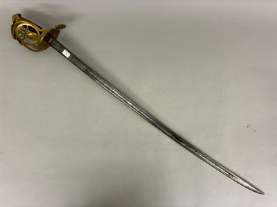 gros plan d'une épée sur une table à fond blanc