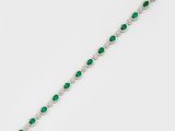 un bracelet d'émeraudes et de diamants