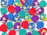un tas de cœurs en plastique colorés ornés d'étoiles et de sirènes