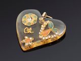 Broche en forme de cœur plaquée or jaune, ornée de pierres multicolores