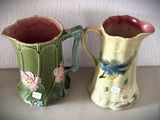 deux vases posés sur une table