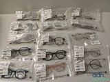beaucoup de verres posés sur la table