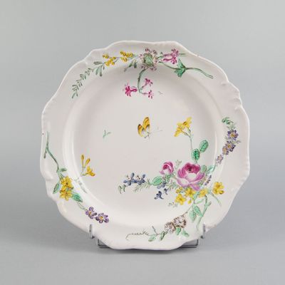 une image représentant une assiette décorée de fleurs et de papillons