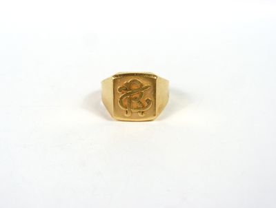 Gros plan sur une bague en or ornée d'un serpent