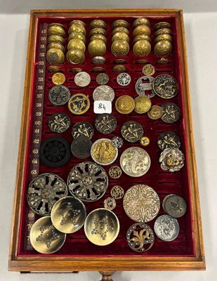 une vitrine contenant de nombreuses pièces de monnaie