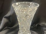 un vase en verre posé sur un tissu noir