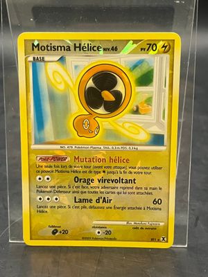 un gros plan sur une carte Pokémon dans une boîte en plastique