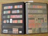 un livre qui contient beaucoup de timbres