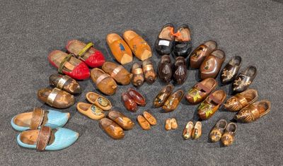 de nombreuses paires de sabots en bois posées par terre