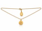 un collier plaqué or avec une petite pièce suspendue à une chaîne