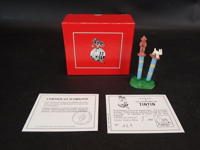 une boîte rouge sur laquelle sont posées deux petites figurines