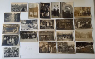 plusieurs vieilles photographies en noir et blanc représentant des personnes et des bâtiments, accrochées à un mur
