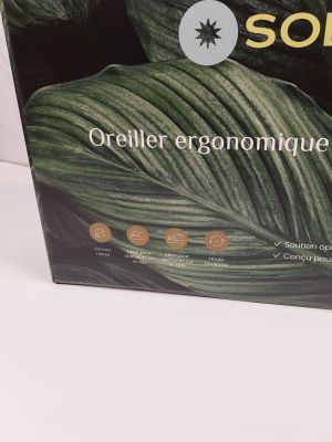 une boîte de savon ornée d'une feuille verte