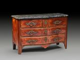 une commode ancienne avec un plateau en marbre