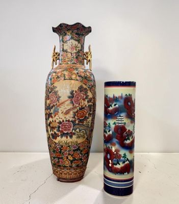 deux vases posés l'un à côté de l'autre sur une table