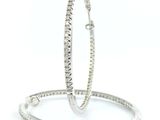 une paire de boucles d'oreilles en diamant sur fond blanc