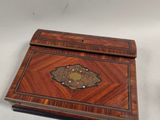 paire de boîtes anciennes en bois ornées de motifs décoratifs sur un fond blanc